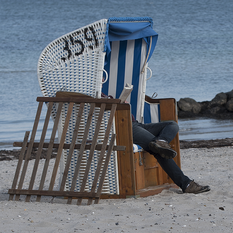 Schleswig Holstein Ostsee 09_2015 KA7_6179 als Smartobjekt-1 Kopie.jpg - Mittagspause im Strandkorb - wirkt  irgendwie beruhigend